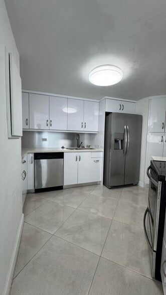 Building Photo - 825 Brickell Bay Dr