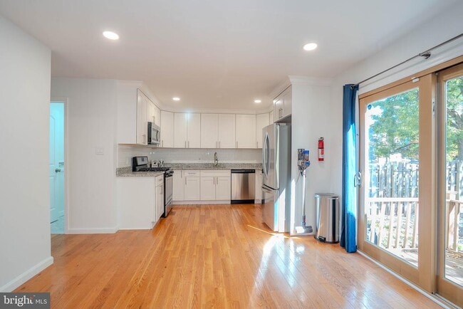 Building Photo - 5 Balamor Ln