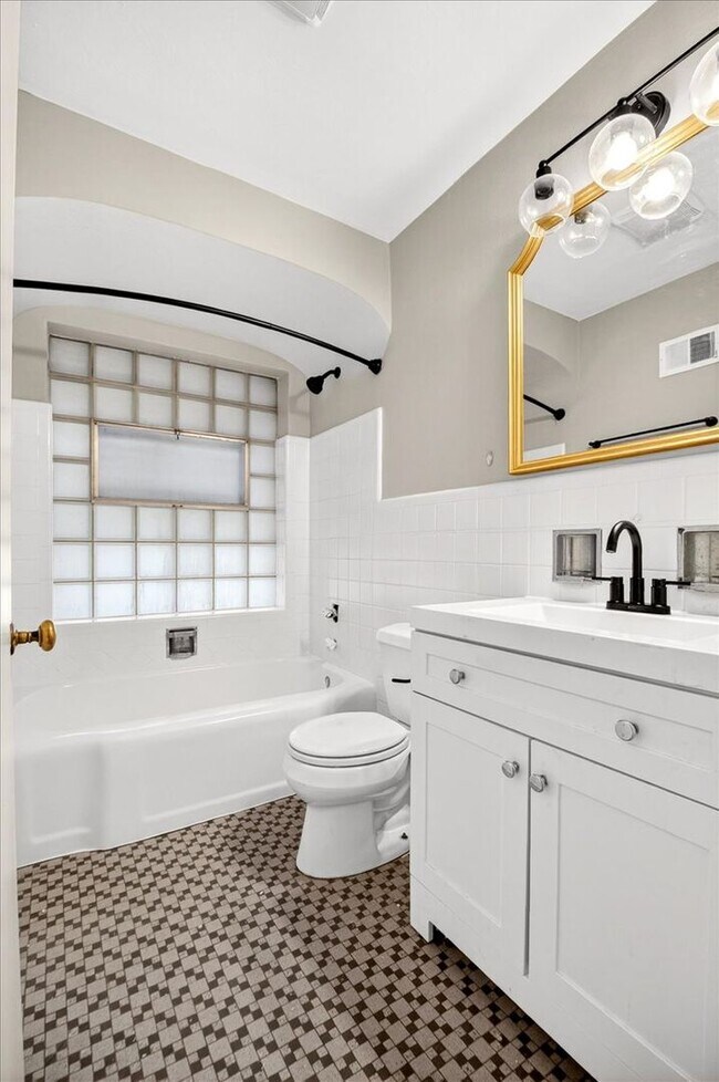 Building Photo - Duplex Alone