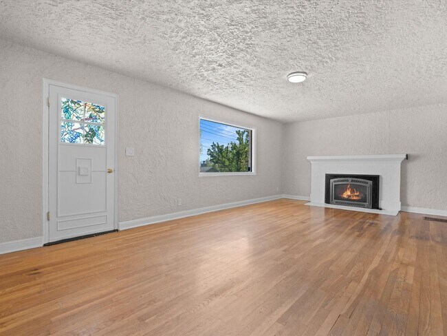 Building Photo - 2 bed, 1 bath with built in office near UNR