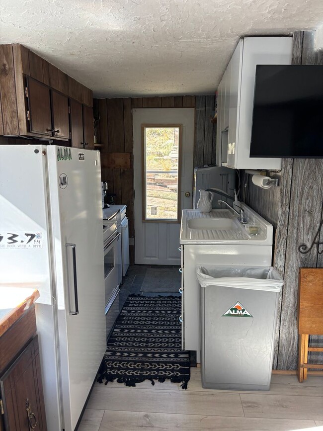 Building Photo - 20 Minutes to Breckenridge! Wood burning f...