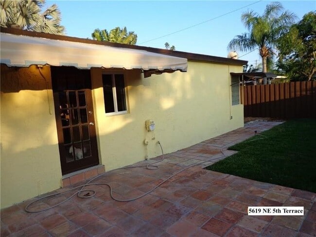 Building Photo - 5619 NE 5th Terrace