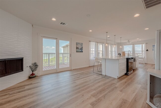 Building Photo - 510 Surf Oaks Dr