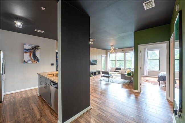 Building Photo - 898 Oak St SW