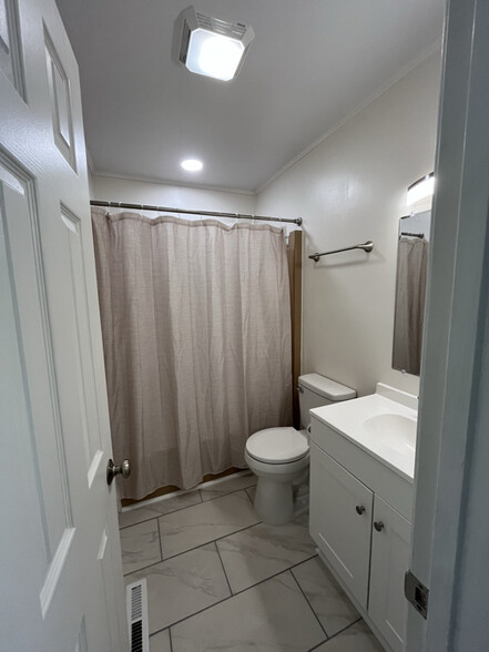 Building Photo - 122 Greenbrier Dr