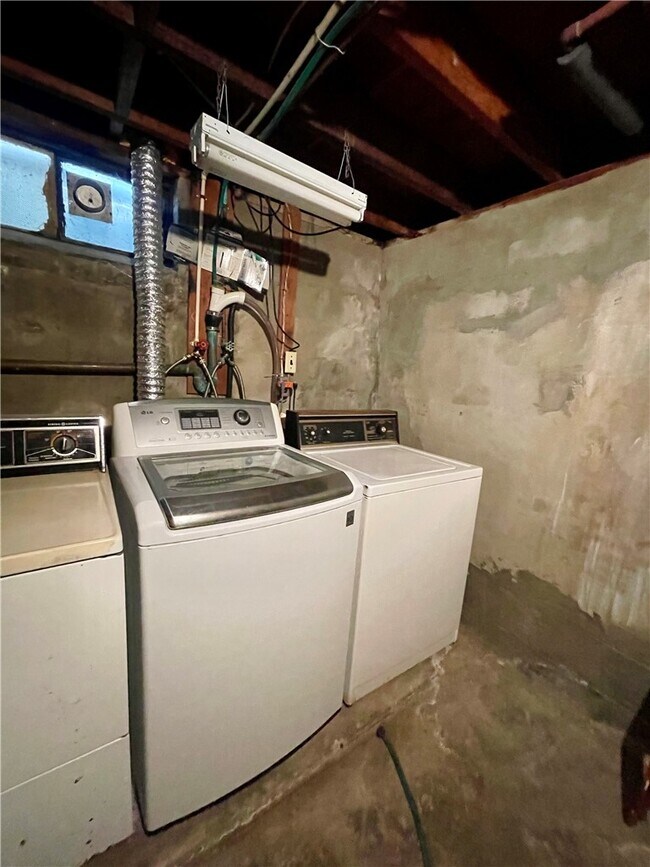 Building Photo - 218 Lynhurst Ave