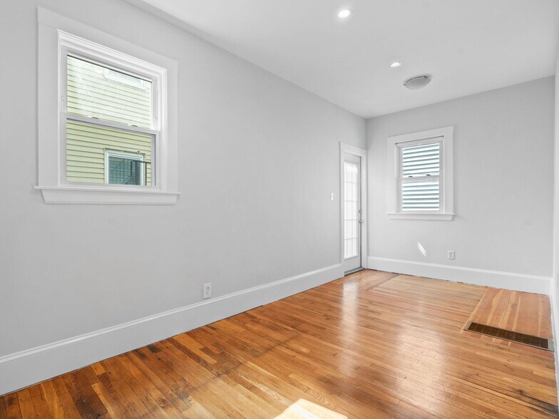 Building Photo - 98 Elm St