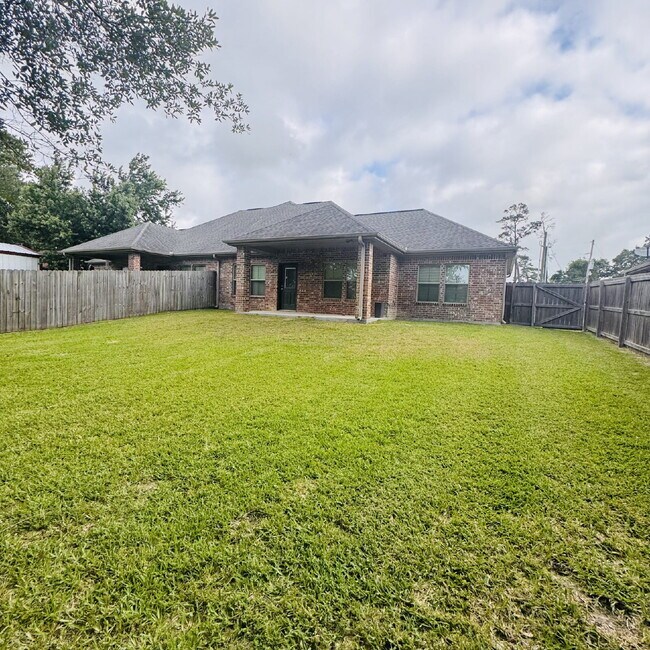 Building Photo - Spacious Duplex Now Available in Orange, TX!