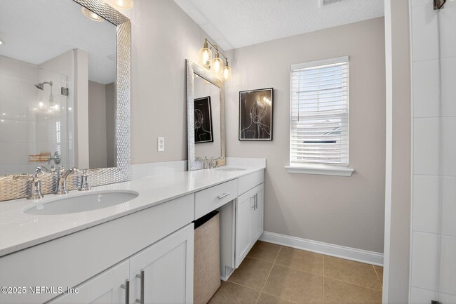 Building Photo - 244 Daydream Ave