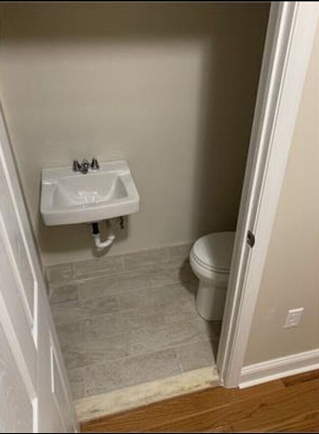 Building Photo - 5 Bedroom House for Rent