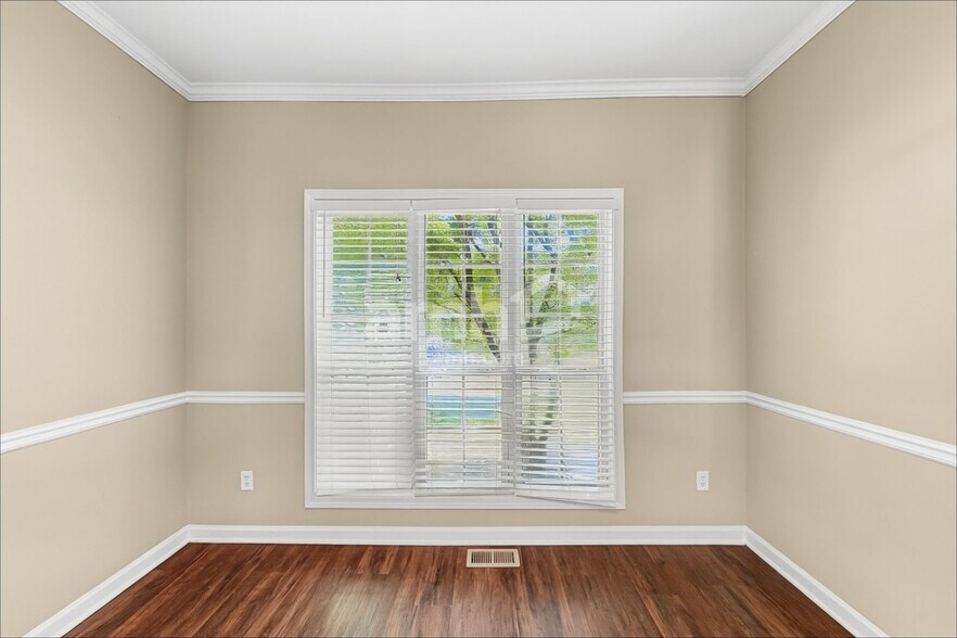 Building Photo - 2420 Queensboro Ln