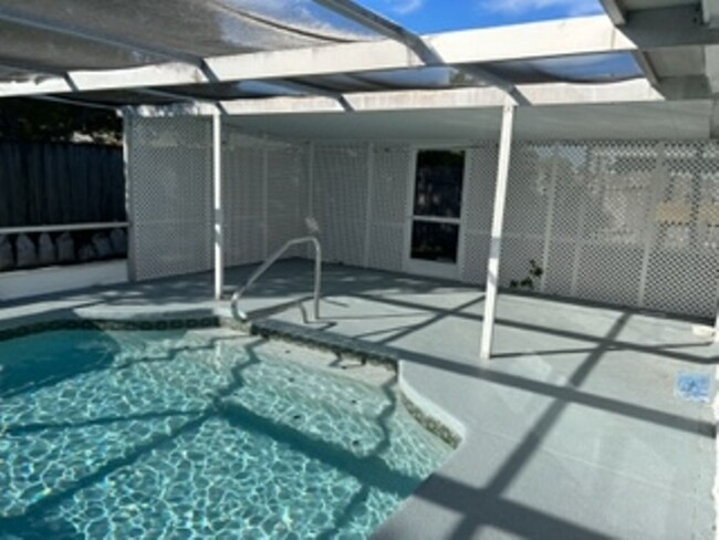 Building Photo - Beautiful 3 bedroom, 2 bath pool home in a...