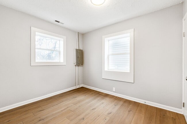 Building Photo - Fully Renovated 2BR Home with Modern Upgra...