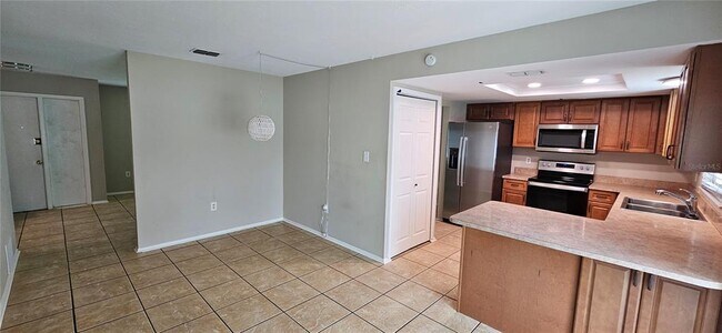 Building Photo - 2842 Indianwood Dr