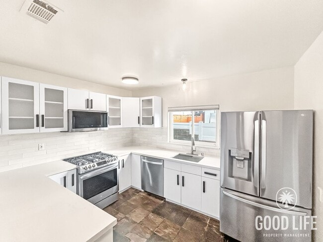 Building Photo - Beautiful 2BD/2BA W/ Detached Garage and A/C in Talmadge!
