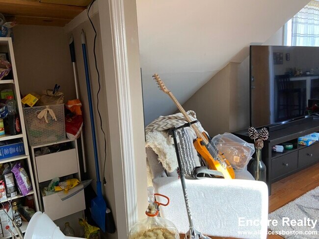 Building Photo - 8-8 Sunset St