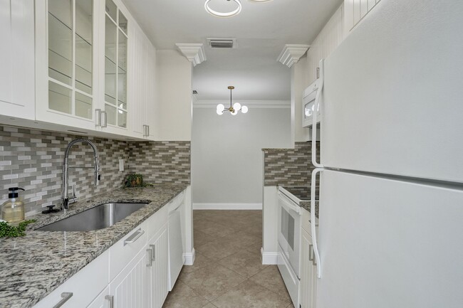 Building Photo - 917 NE 17th Ct