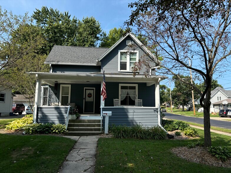 Primary Photo - 649 N Main St