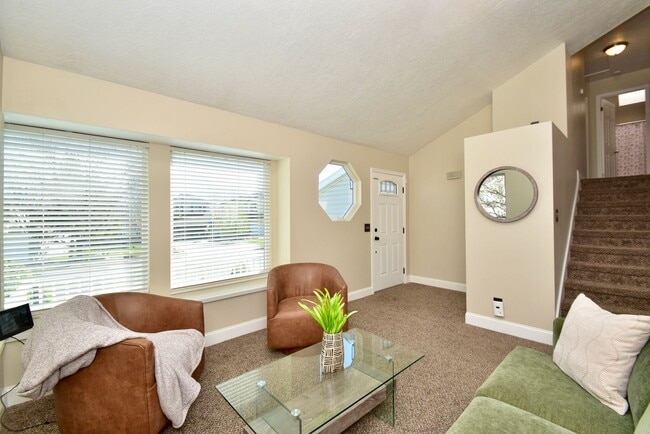 Building Photo - Spacious 4 Bed Murray Home with Huge Private Yard!