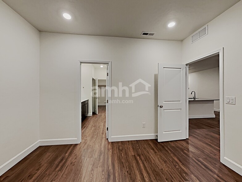 Building Photo - 5100 W Bellevue St