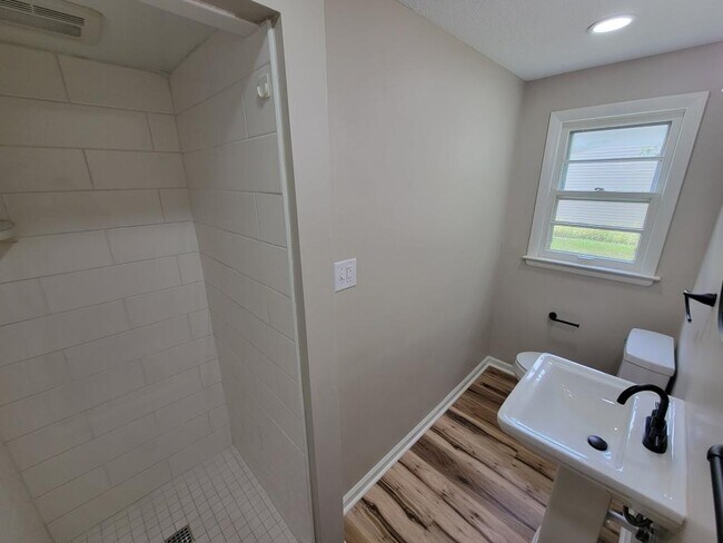 Building Photo - 7721 Diane Dr