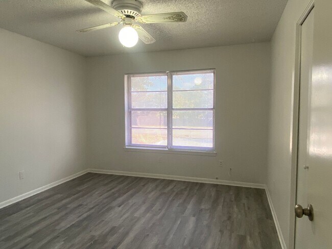 Building Photo - 3 BEDROOM, NEAR BELTON HIGH SCHOOL