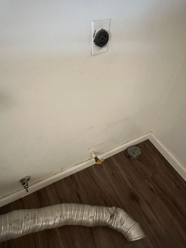 Building Photo - 11465 Ave 200