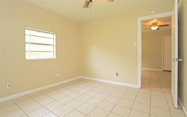 Building Photo - 2460 W Shane St