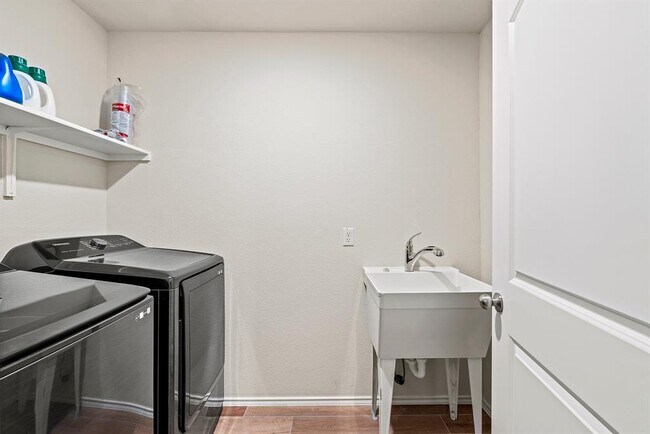 Building Photo - 324 Black Alder St