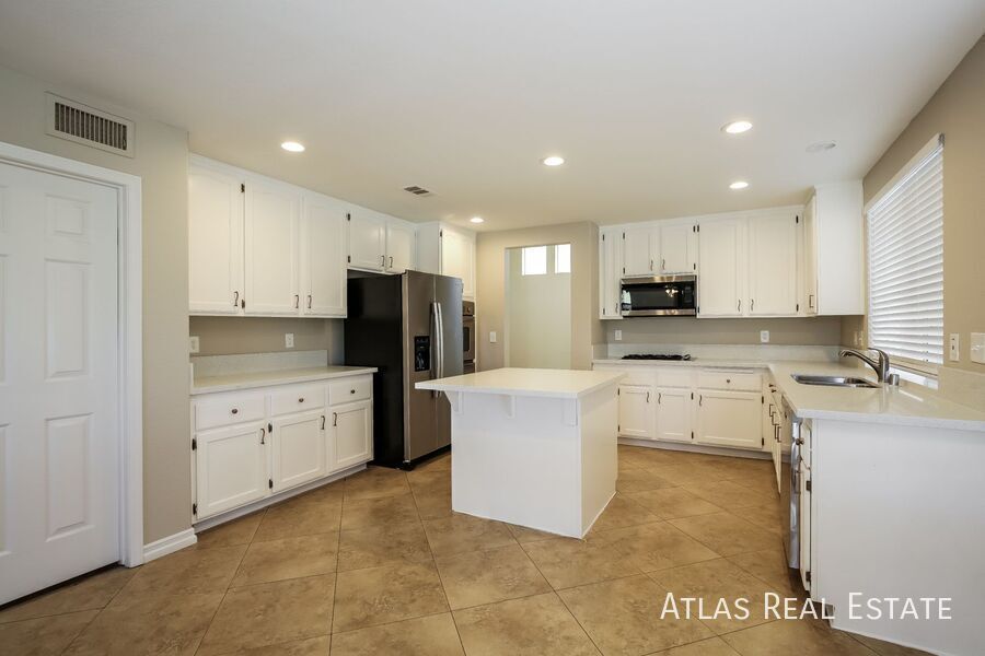 Building Photo - 1030 W Moorpoint Dr