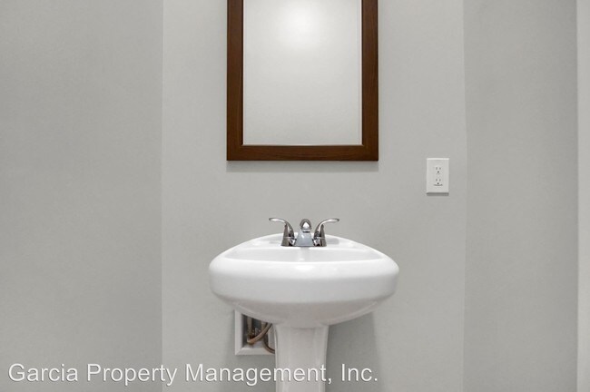 Building Photo - 900-902 Barton St