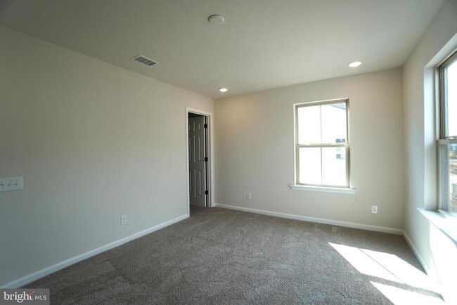 Building Photo - 612 America Dr