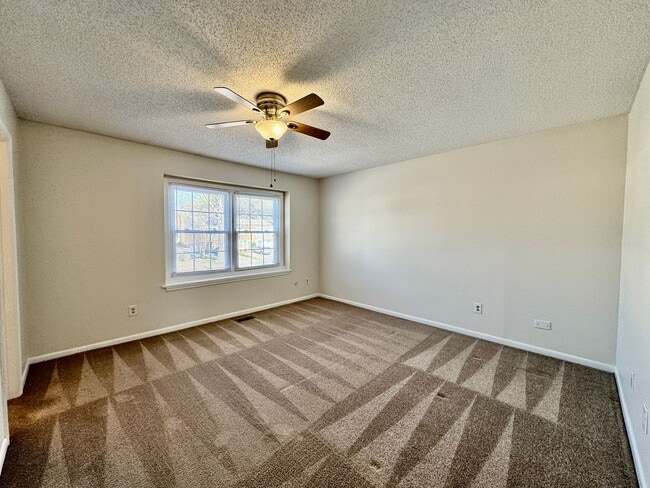 Building Photo - 3-Bedroom Townhome 03-25-26!! All Appliances Convey!! Excellent School Zones!!