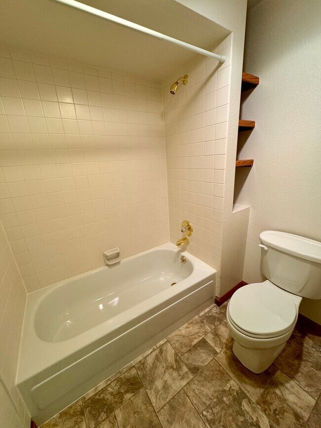 Building Photo - Well Maintained 3 bedroom end unit Townhom...