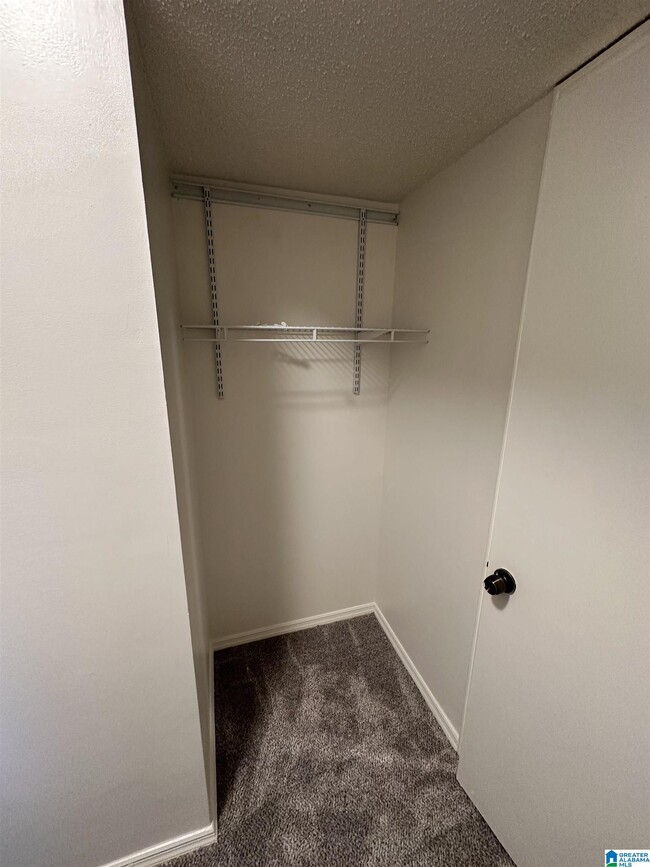 Building Photo - 415 Skyview Dr