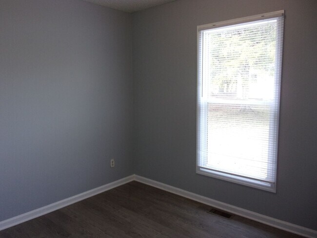 Building Photo - Large home in desirable location!