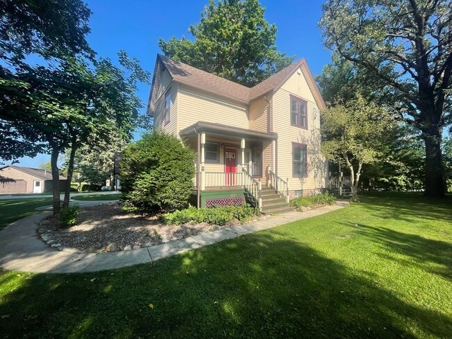 Building Photo - Charming Country Home