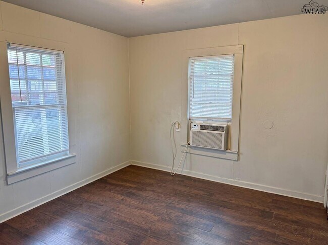 Building Photo - 1661 1/2 Collins Ave