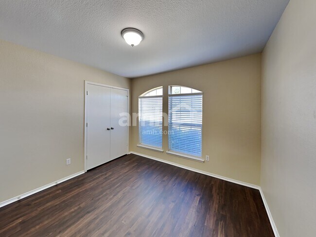 Building Photo - 106 Logan Ln