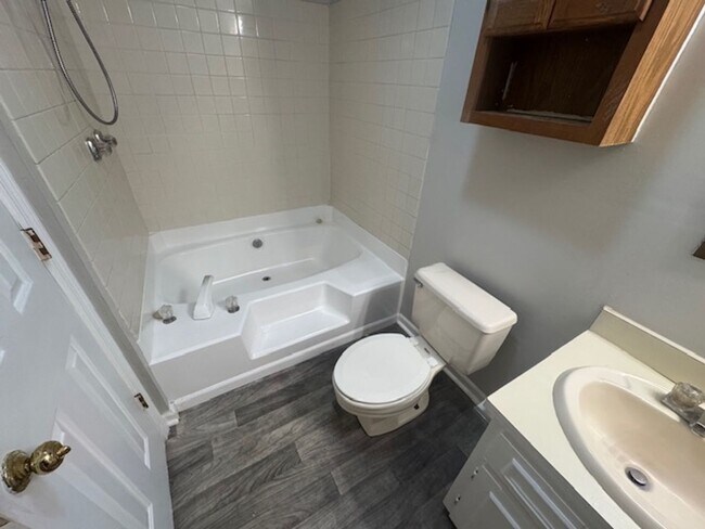 Building Photo - 106-110 Northwoods Dr