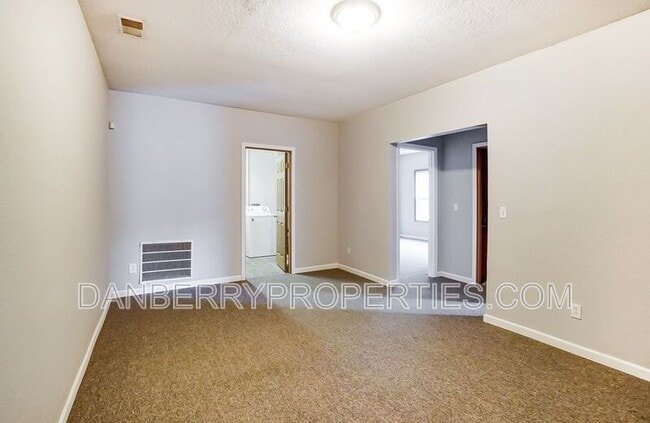 Building Photo - 1103 N Byrne Rd