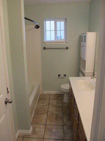 Full Bathroom 2nd floor - 877 Capital Ave