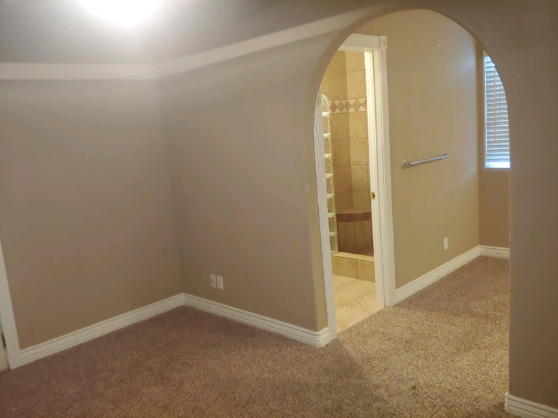 Building Photo - 1024 Shadow Point Dr