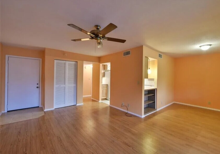 Building Photo - 631 Midway Dr