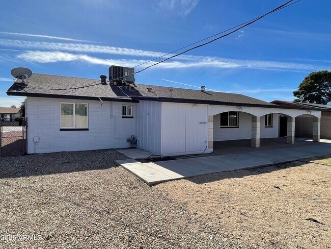 Building Photo - 2022 W Eugie Ave