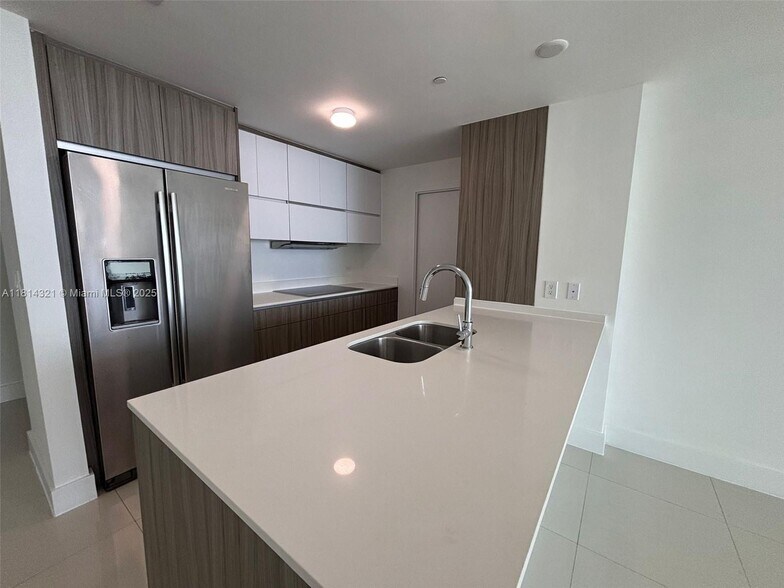 Primary Photo - 600 NE 27th St