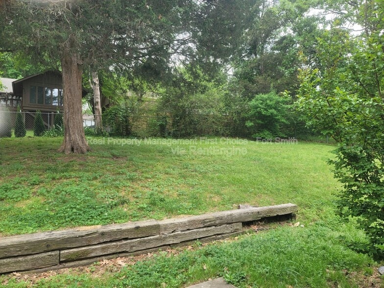 Building Photo - 306 Elfen Glen St
