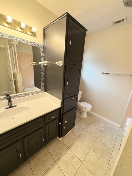 Building Photo - 2102 Westcliff Rd