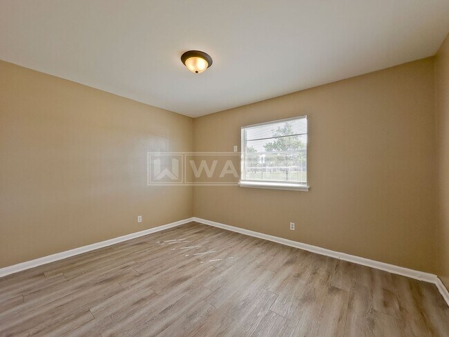 Building Photo - 622 1st St W