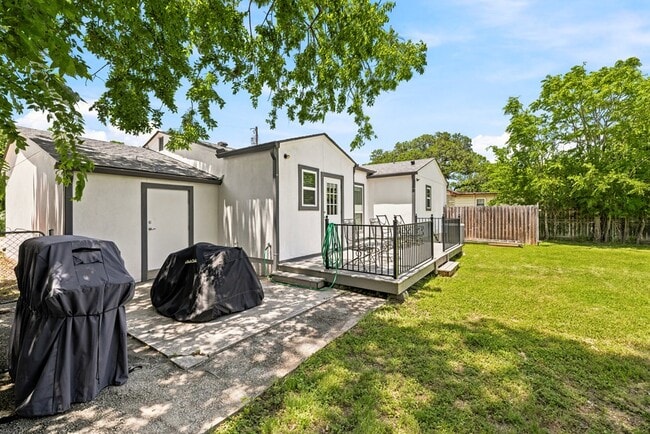 Building Photo - 315 Mimosa St